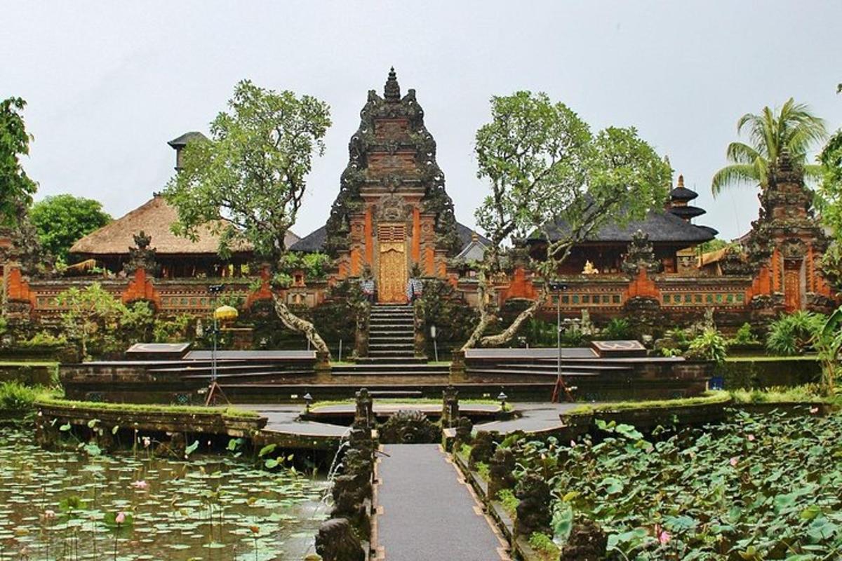 tempel, mille ees on tiik