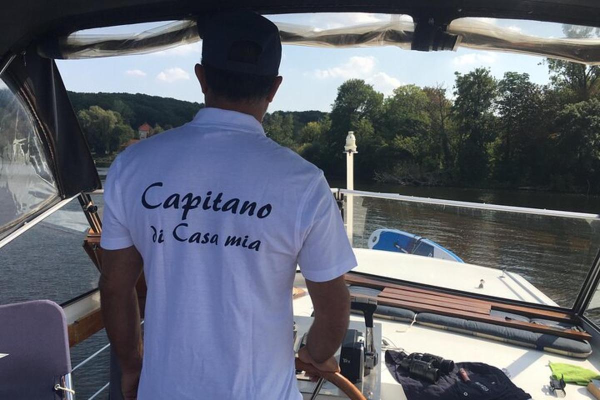 un uomo in piedi su una barca in acqua