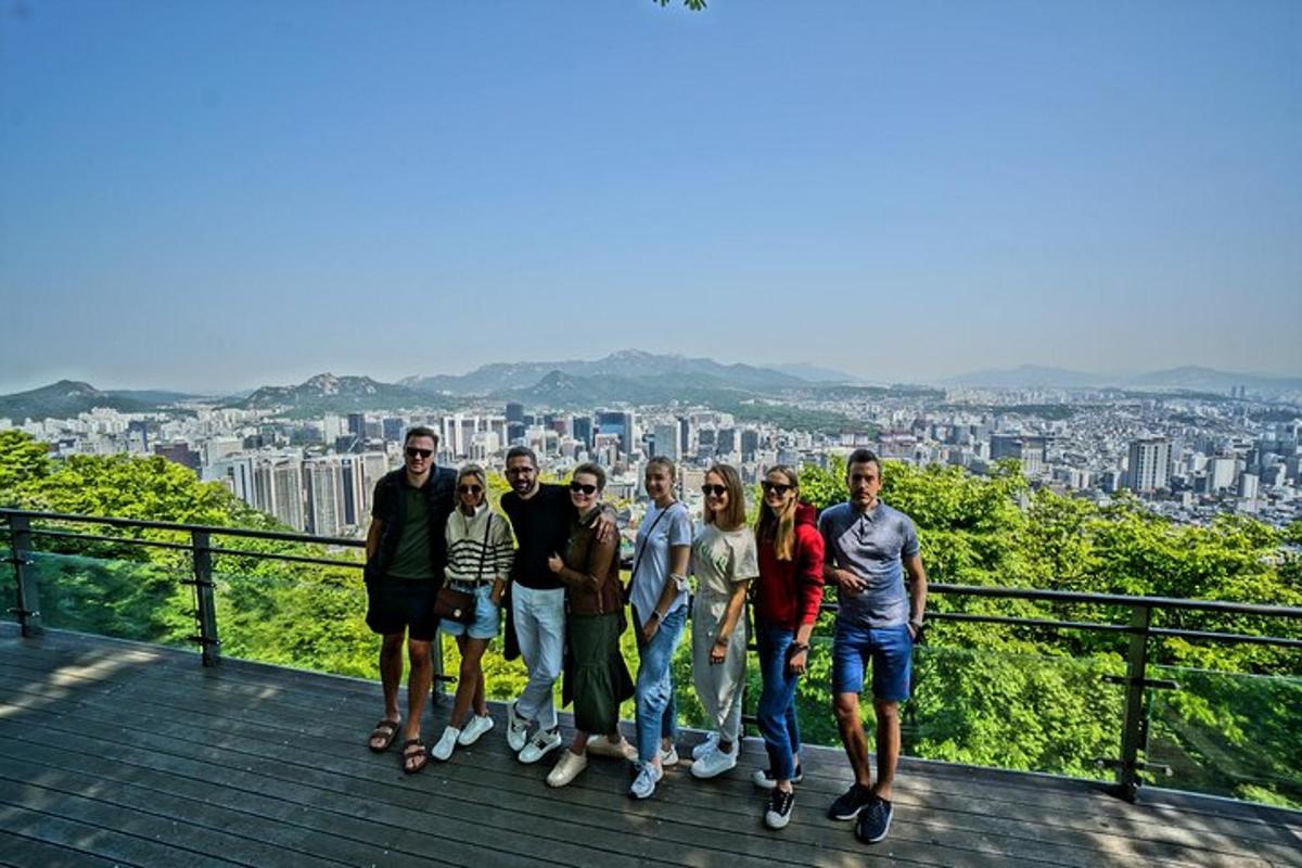 eine Gruppe von Menschen posiert für ein Foto auf einem Turm