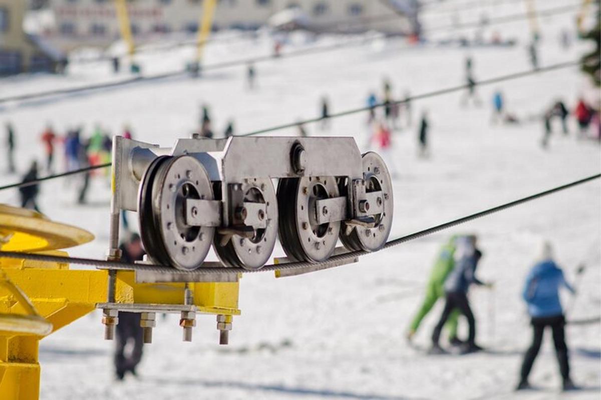 skilti sem segir „egó“ á reipi með hópi af fólki