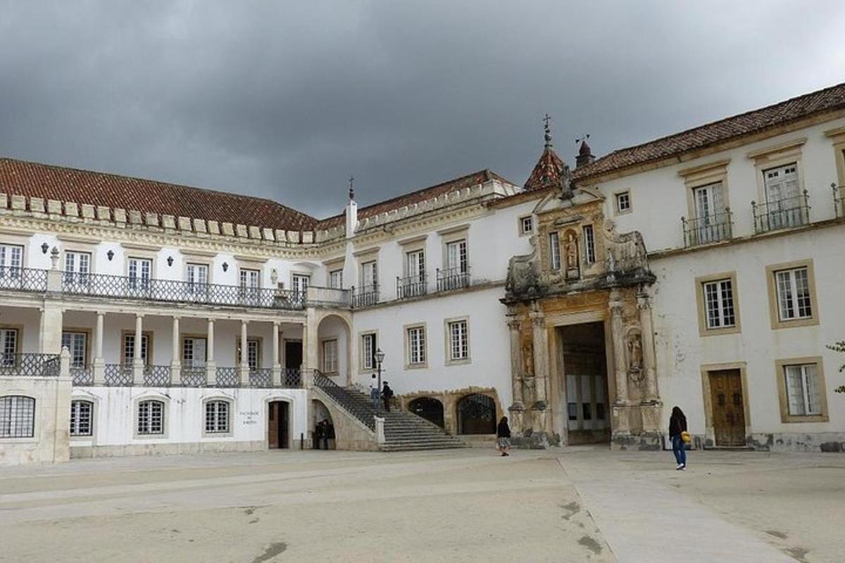 un grande edificio con una scala in un cortile