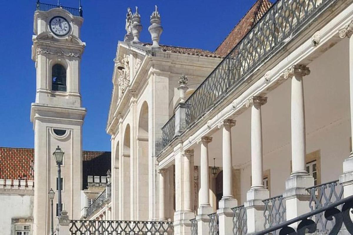un edificio con una torre dell'orologio e un edificio con una recinzione