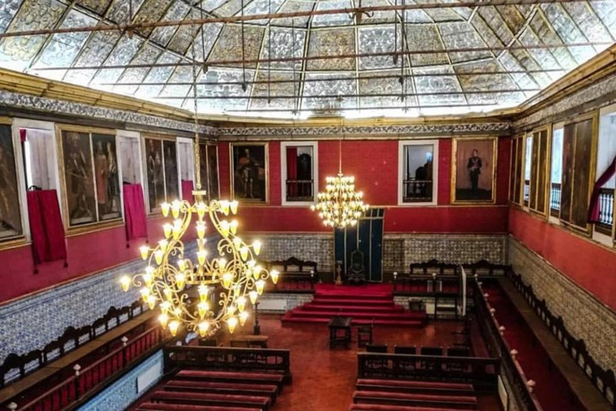 una grande stanza con lampadari e pareti rosse