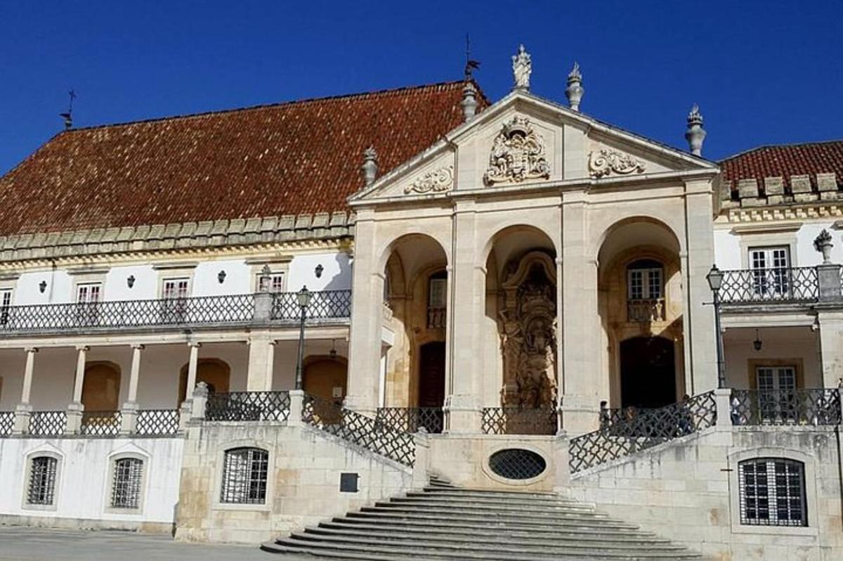 un grande edificio con scale di fronte