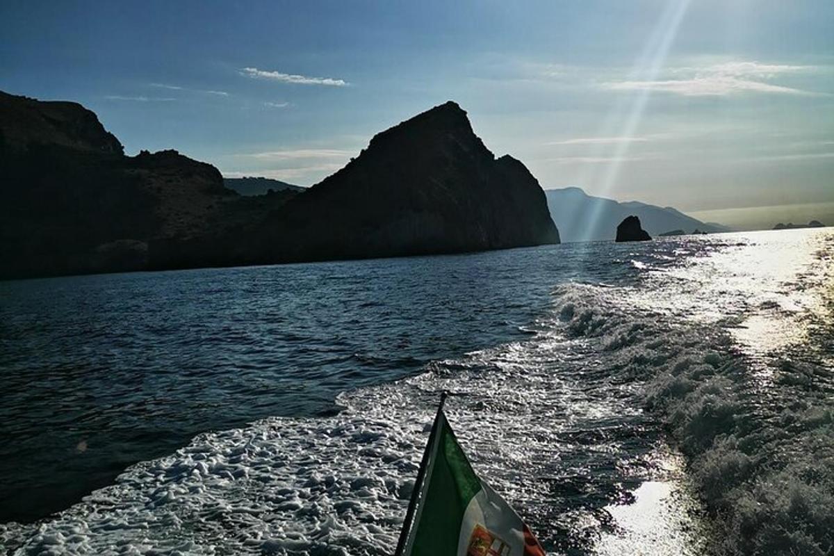 bátur á vatni með fjöllum