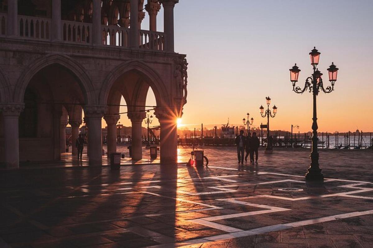 una posta de sol a la plaça davant d'un edifici