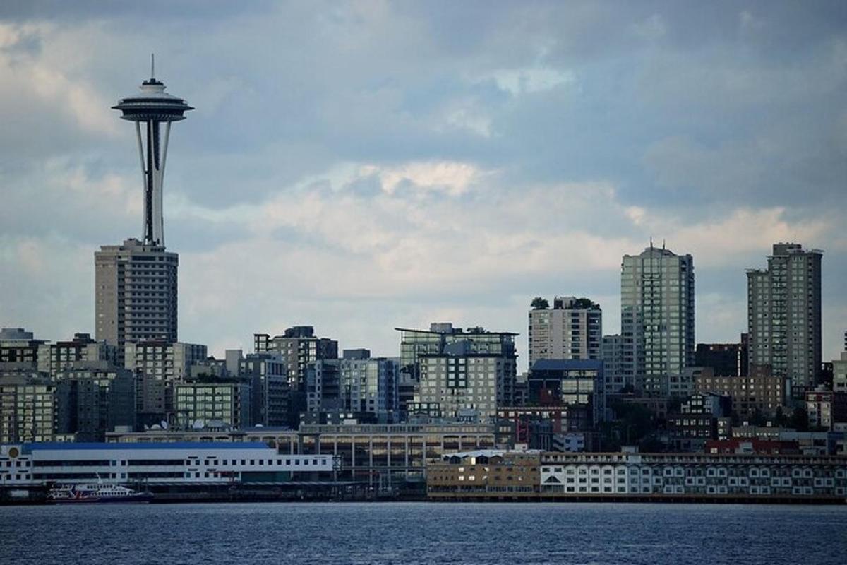 panorama města s vesmírnou věží Space Needle v dálce