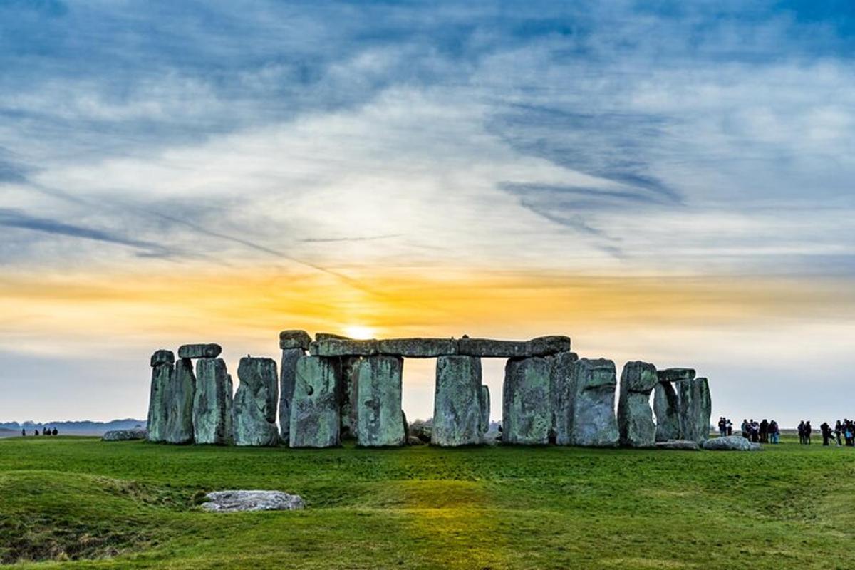 vana Stonehenge'i monument põllul päikeseloojanguga