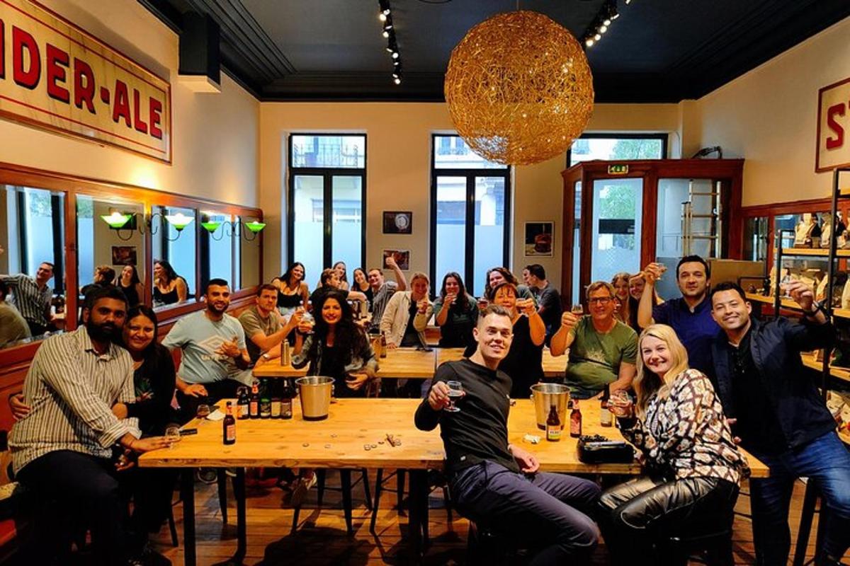 um grupo de pessoas sentadas às mesas de um restaurante