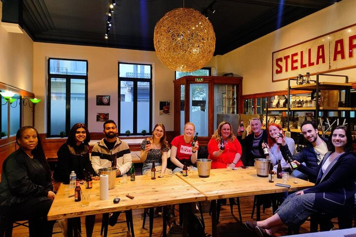 en gruppe mennesker som sitter rundt et bord på en restaurant