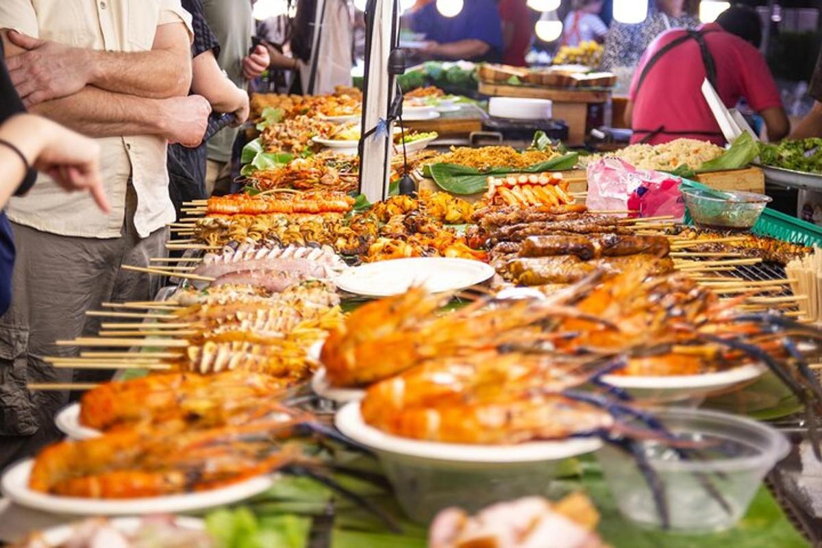 bufet dengan pelbagai jenis makanan di atas pinggan