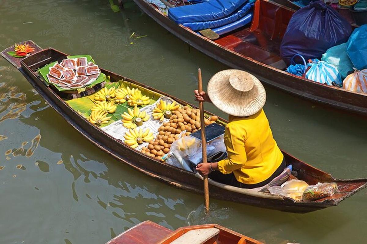 seseorang di dalam bot yang dipenuhi dengan buah-buahan dan sayur-sayuran