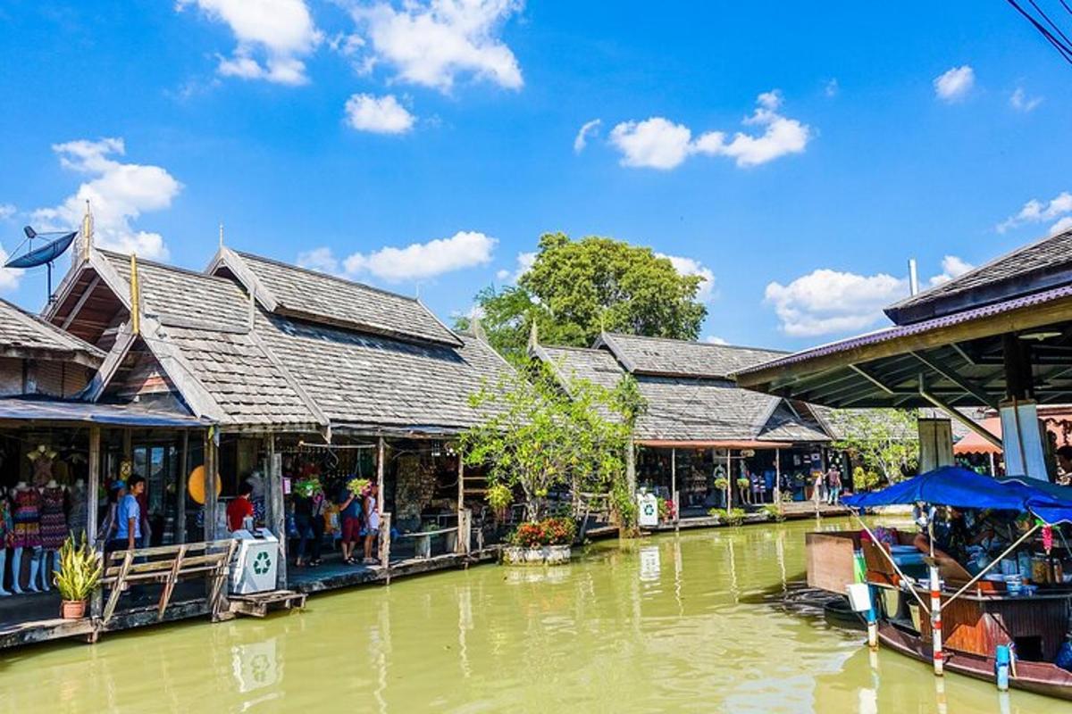 sekumpulan bangunan di sebelah sungai dengan air