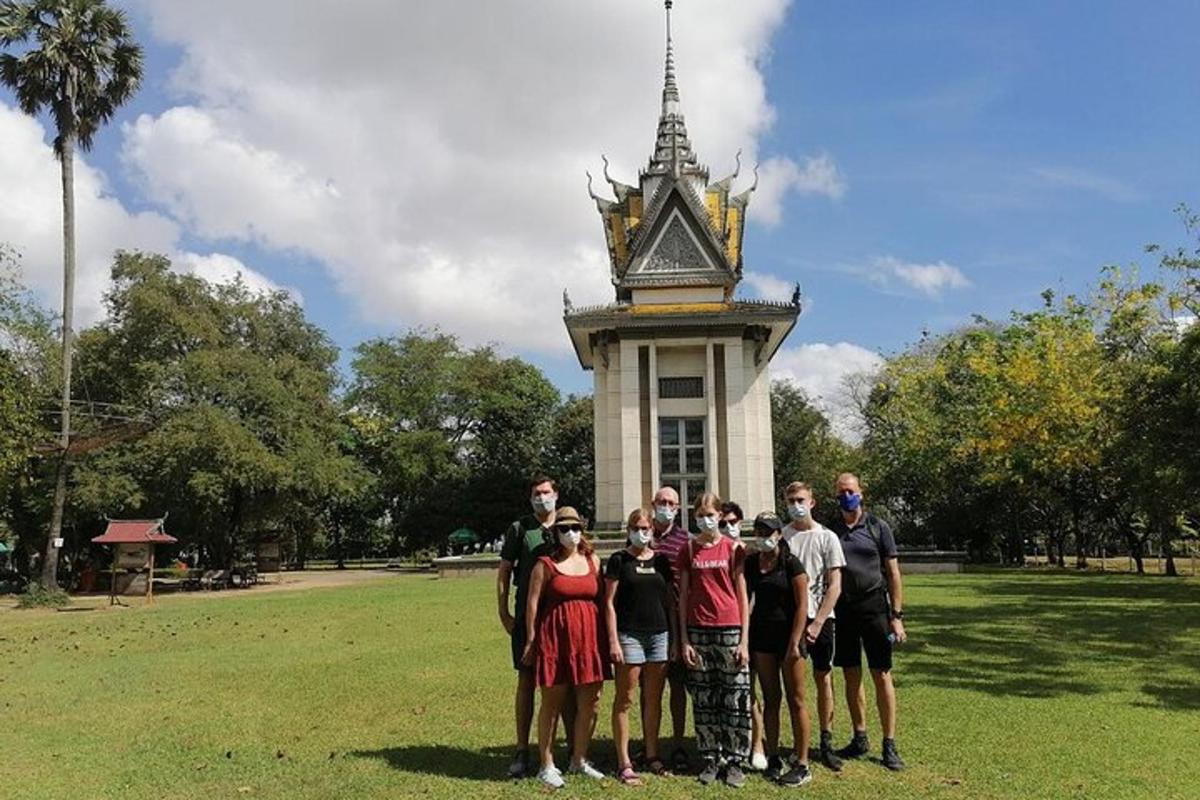 un grup de persones dretes davant d'una torre