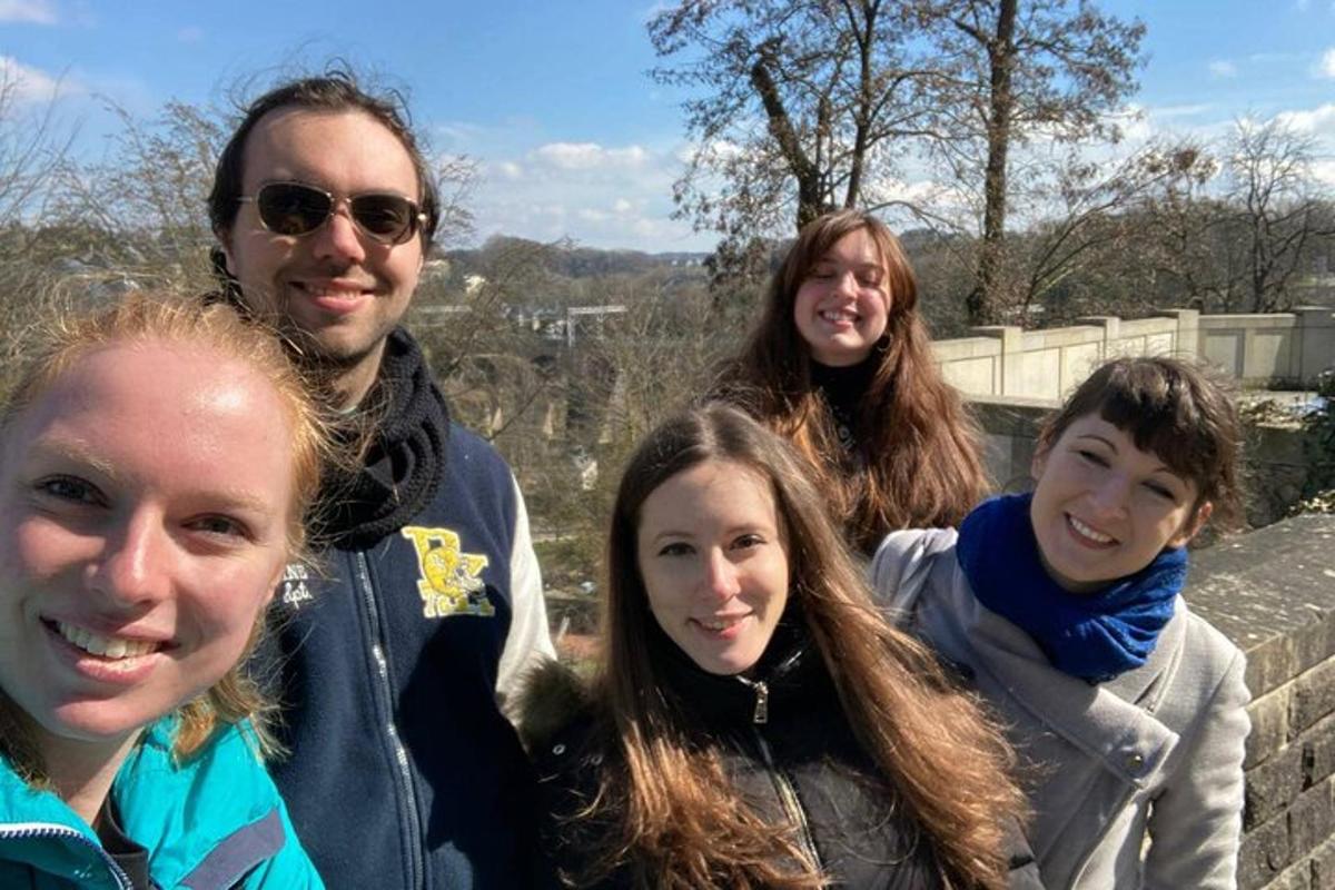 skupina lidí pózujících pro fotografii