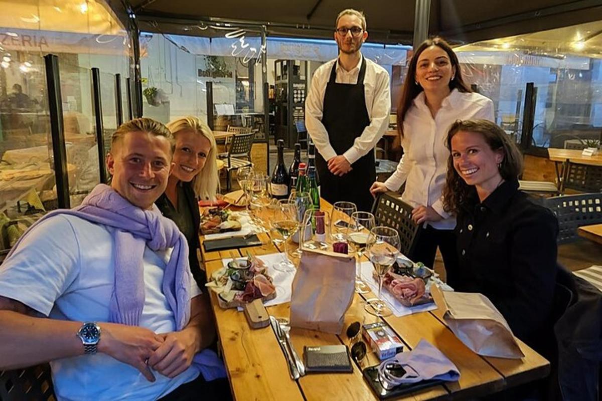 um grupo de pessoas sentadas ao redor de uma mesa em um restaurante