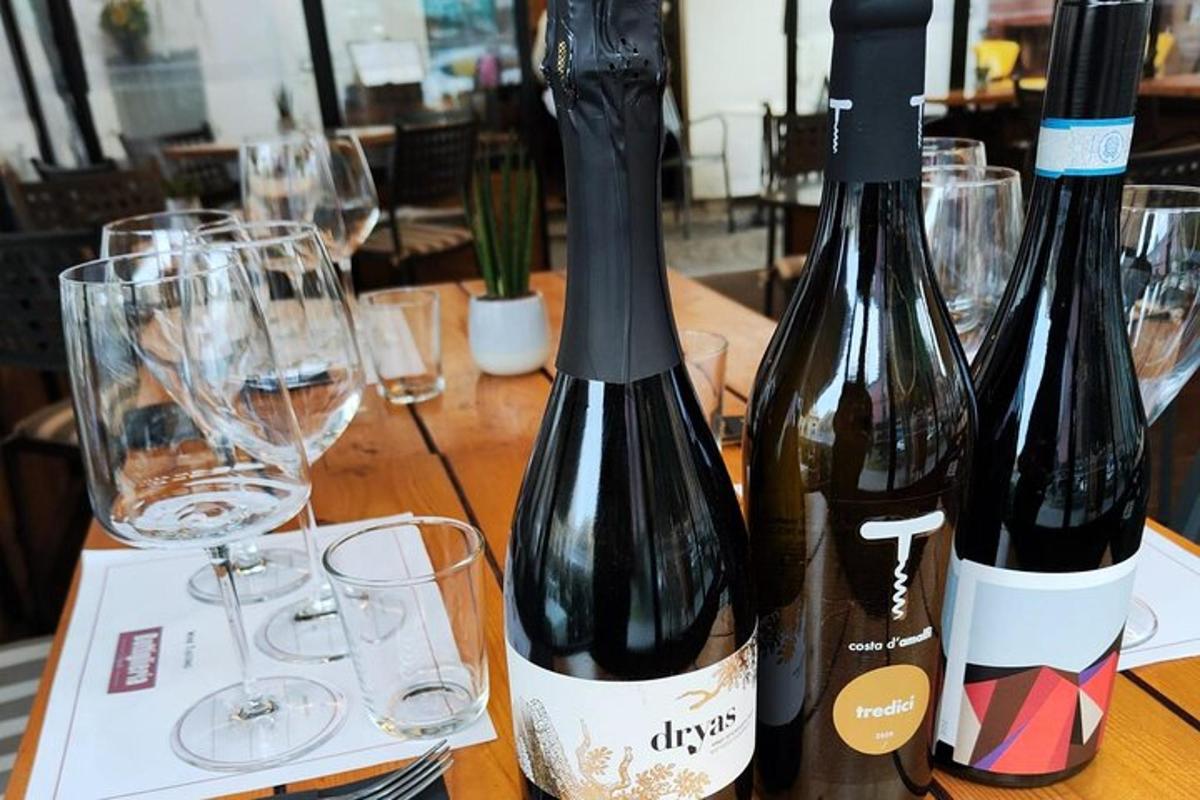Dos botellas de vino sobre una mesa con copas.