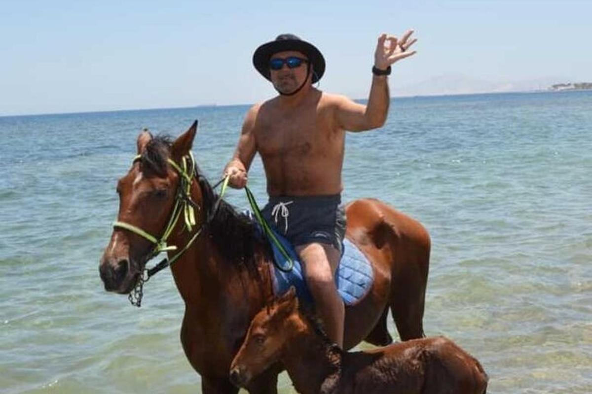 un hombre montando a caballo en la playa