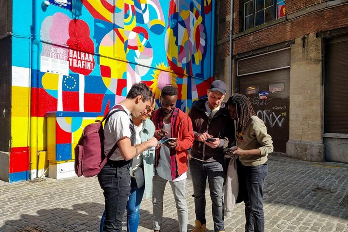 Un grupo de personas paradas en una calle mirando sus teléfonos celulares.
