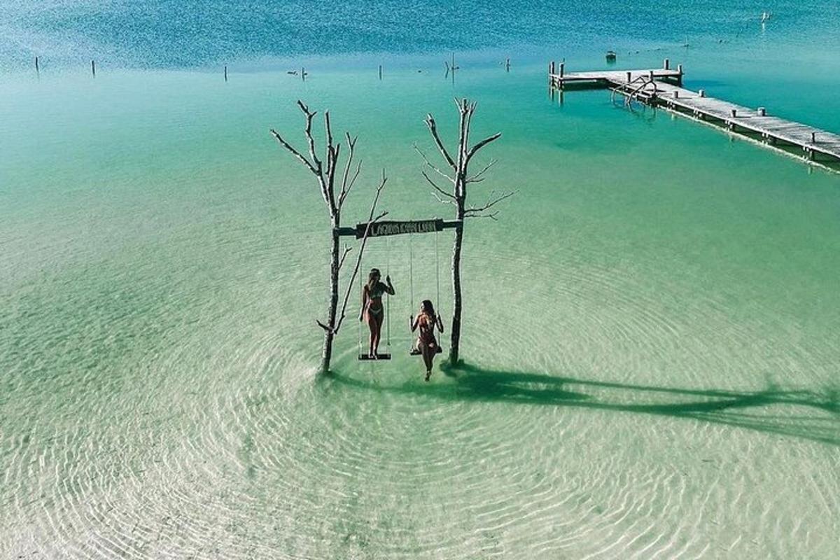due persone sono in piedi nell'acqua su una spiaggia