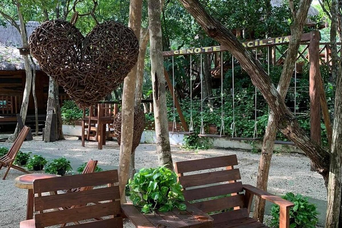 una panchina di legno con un cuore appeso a un albero