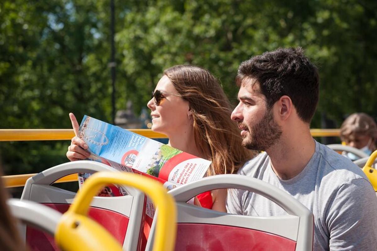 un bărbat și o femeie care citesc o revistă