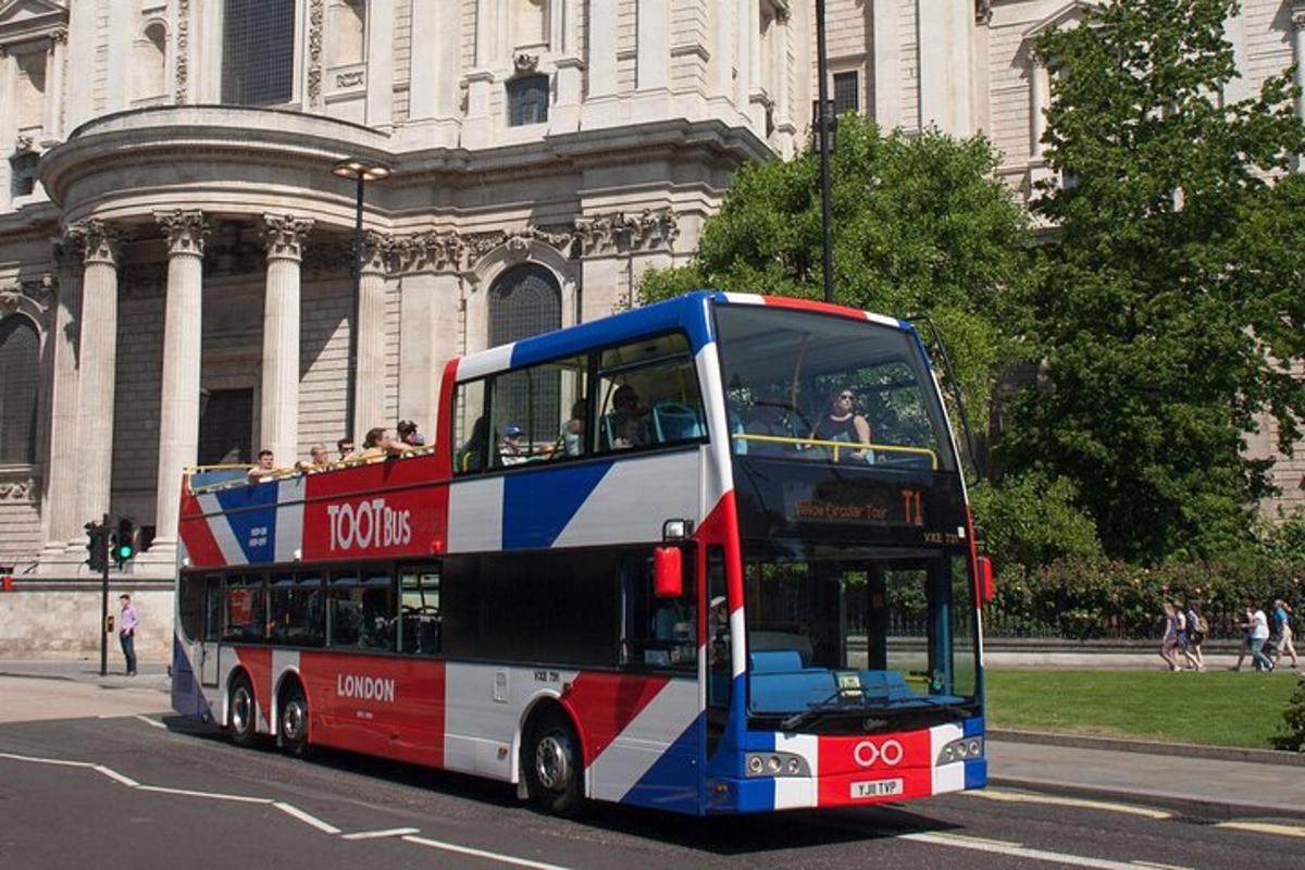 dvoupatrový autobus jedoucí po ulici