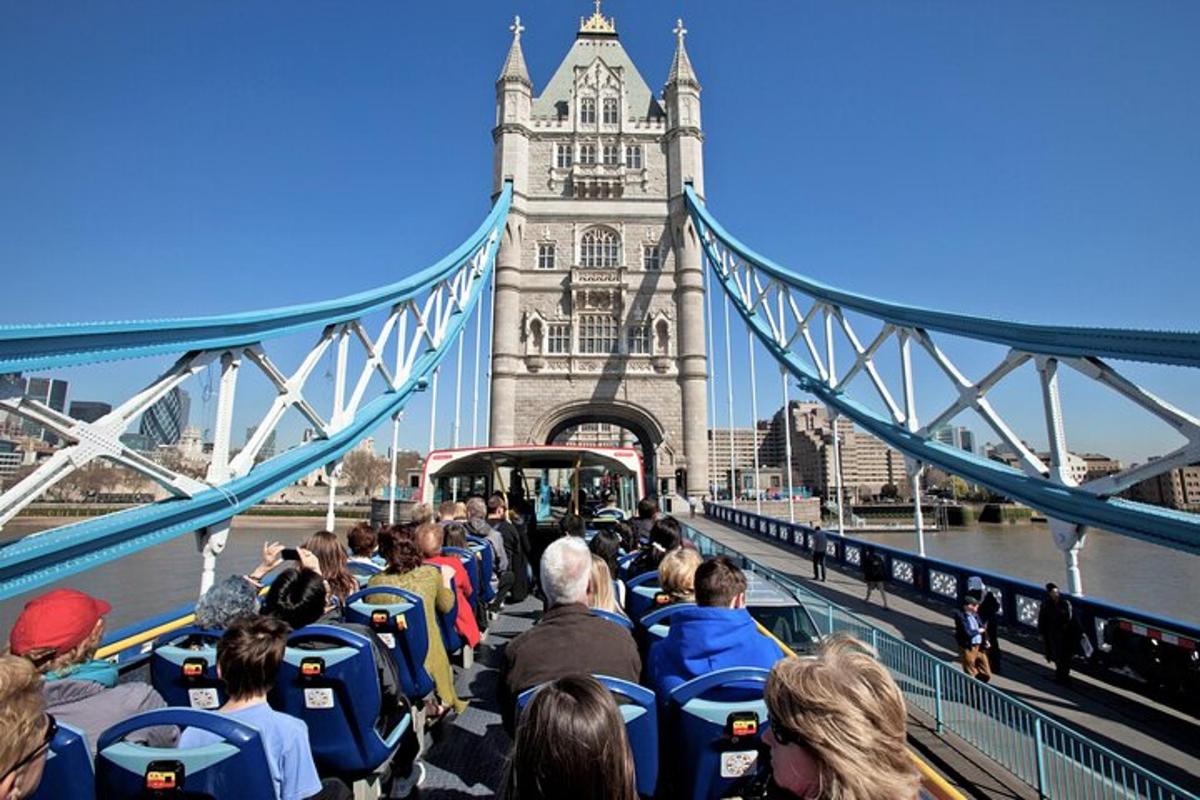 turismipaat Tower Bridge'i ees