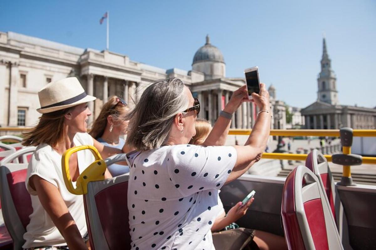 grupp inimesi bussis pilte tegemas