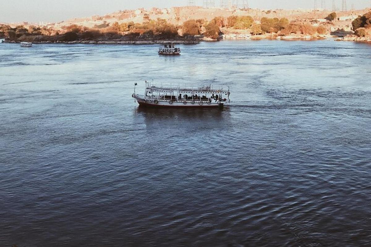 un gruppo di persone su una barca in acqua