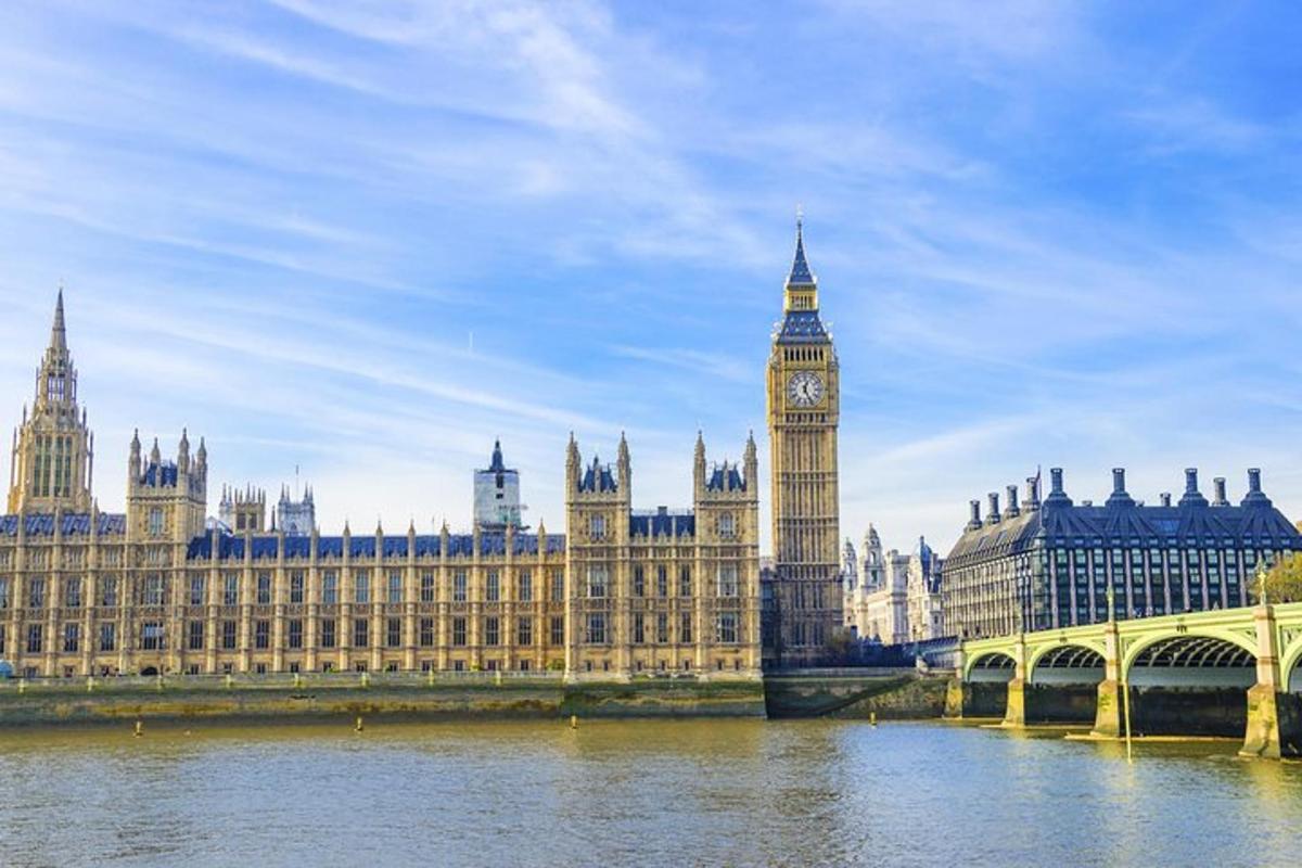 un grande edificio con una torre dell'orologio e il Big Ben