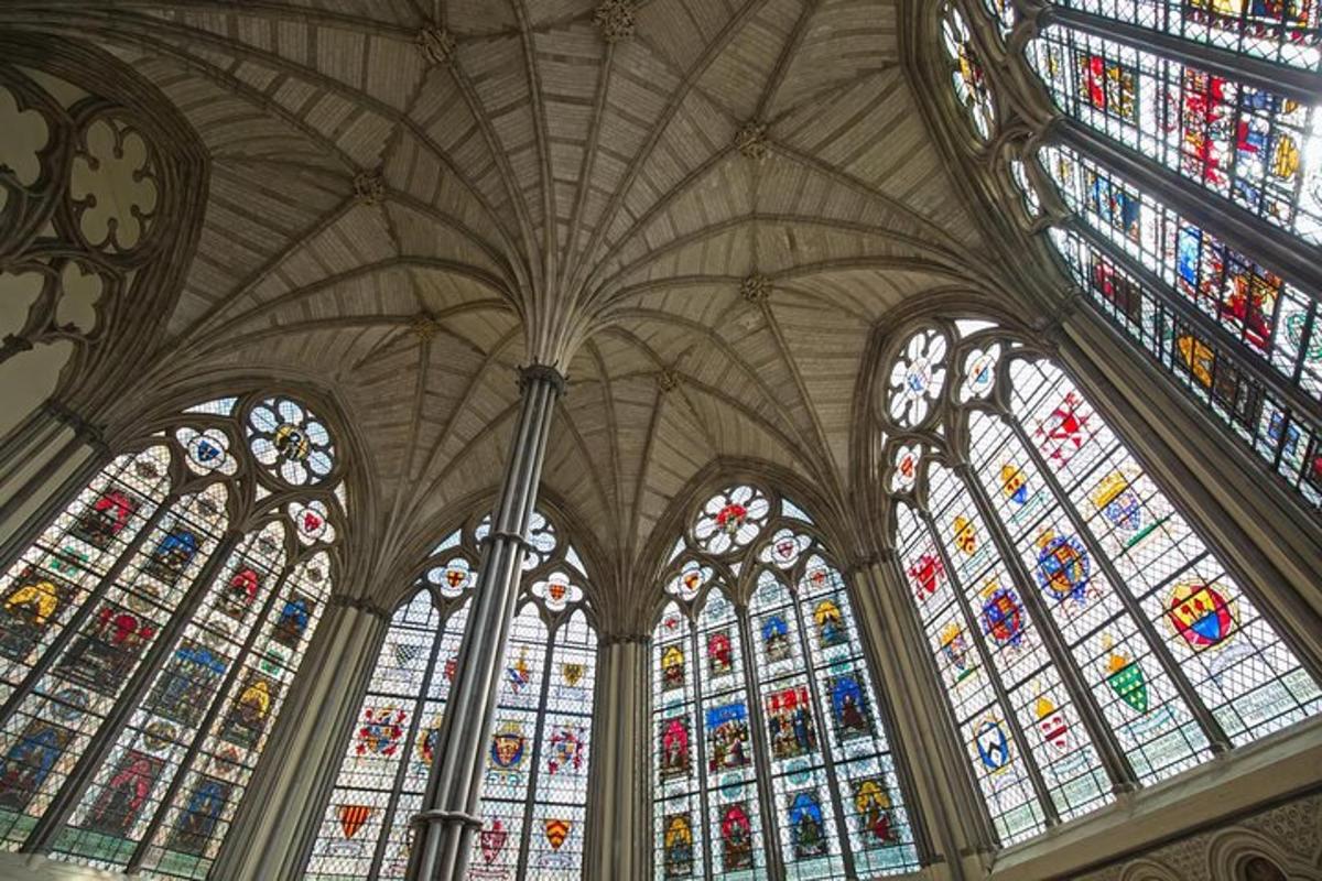 una grande cattedrale con molte vetrate colorate