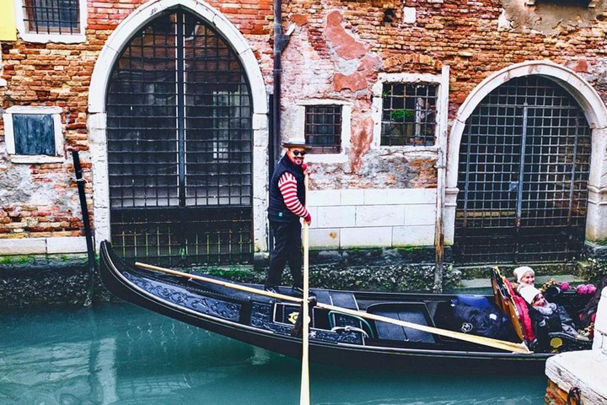 seorang lelaki sedang berdiri di dalam gondola di dalam air