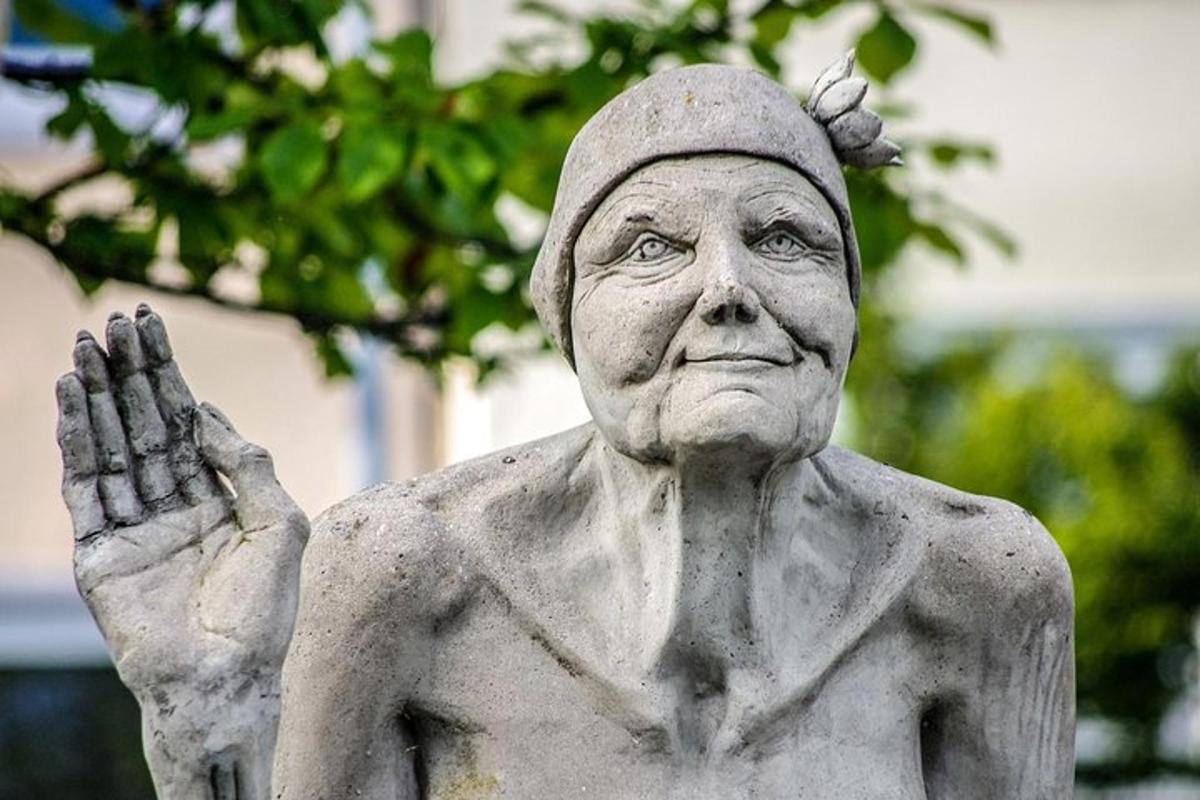socha ženy držící ruce vztyčené