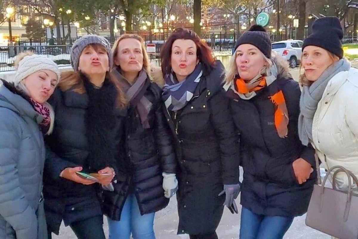 Un grupo de mujeres paradas una al lado de la otra