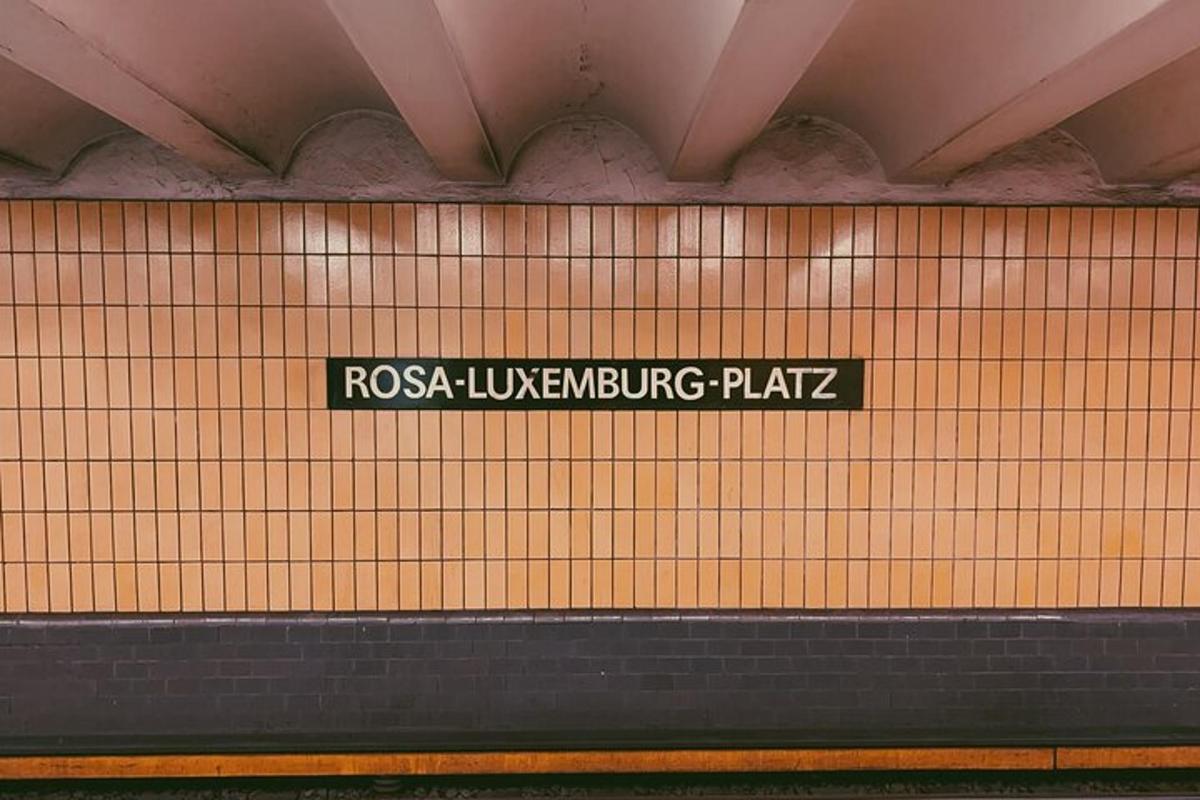 un rètol a la paret d'una estació de metro