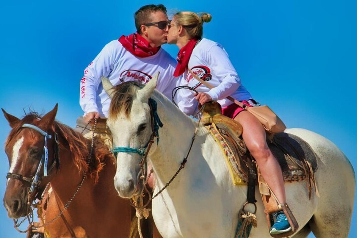 un uomo e una donna a cavallo
