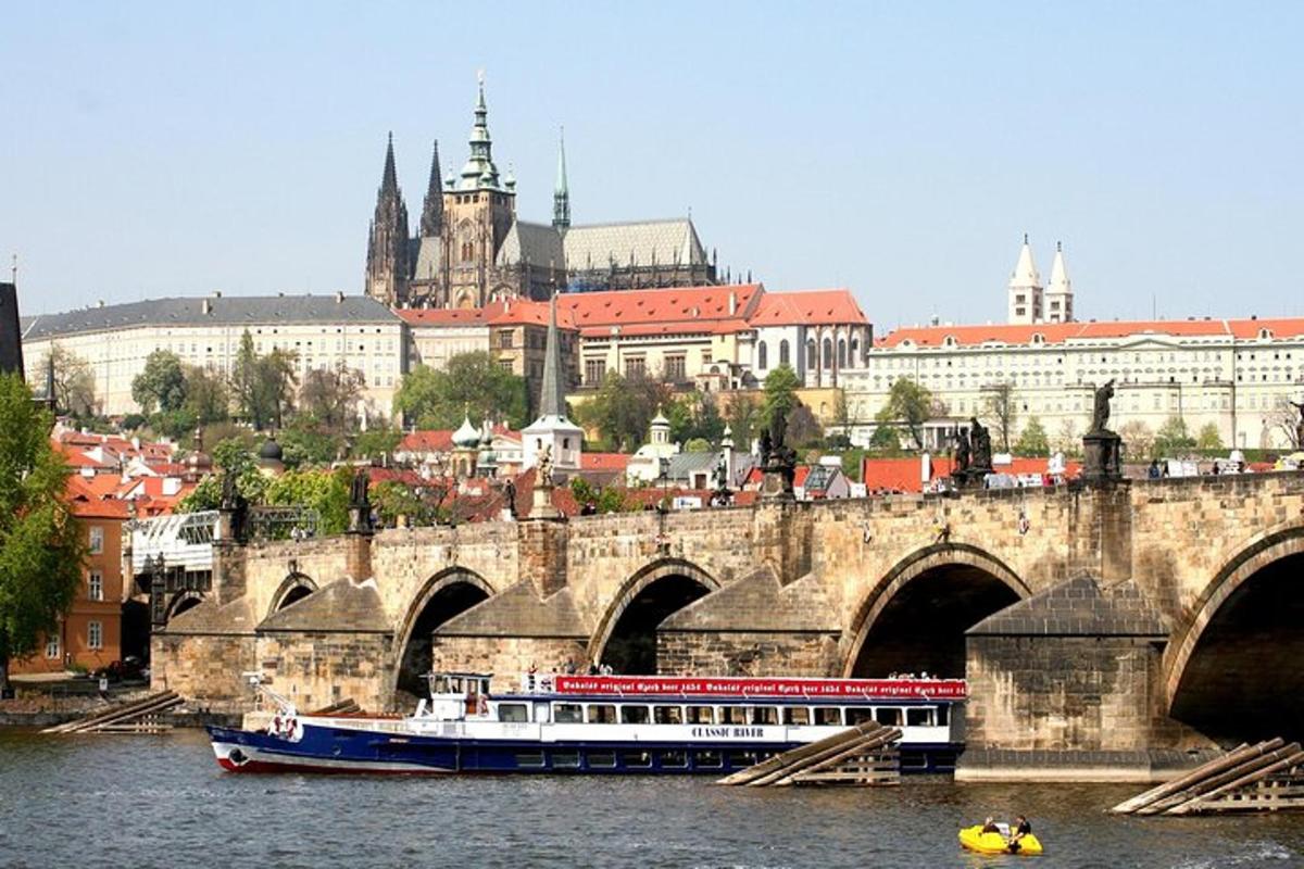 ein Boot im Wasser neben einer Brücke