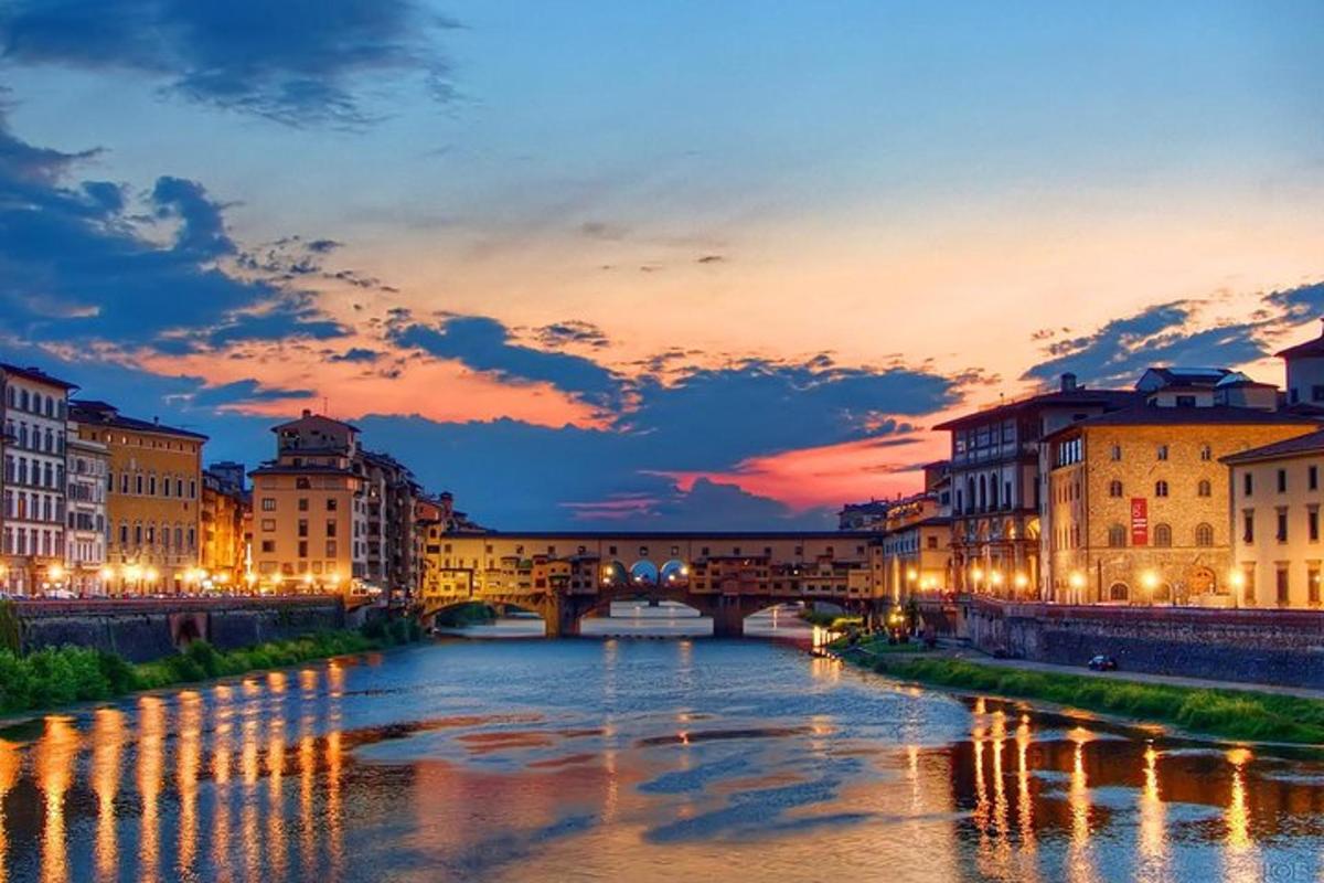 un ponte sopra un fiume in una città di notte