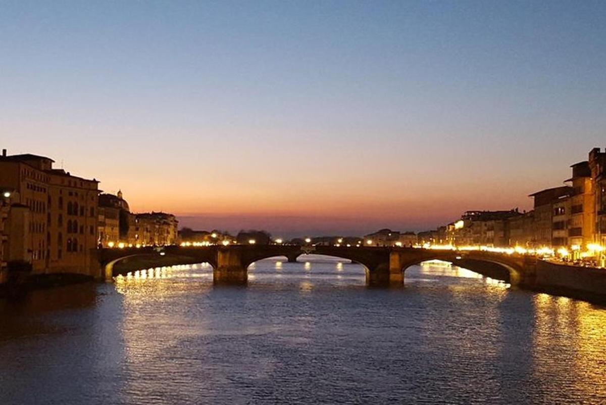 un ponte sopra un fiume in una città di notte