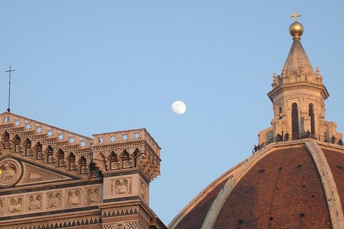 un edificio con una torre e una luna nel cielo