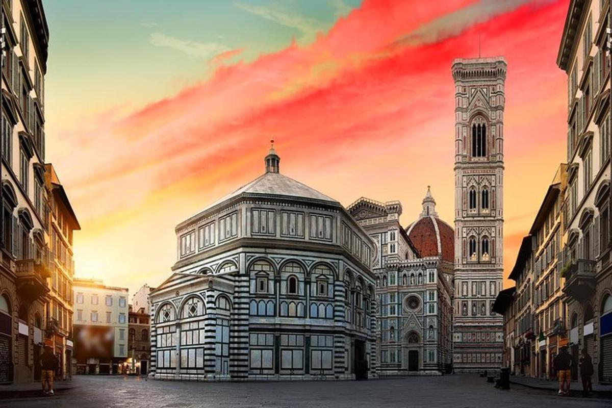 un grande edificio con una torre dell'orologio in una città