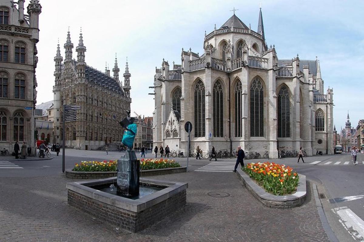 una estatua frente a un edificio con una iglesia