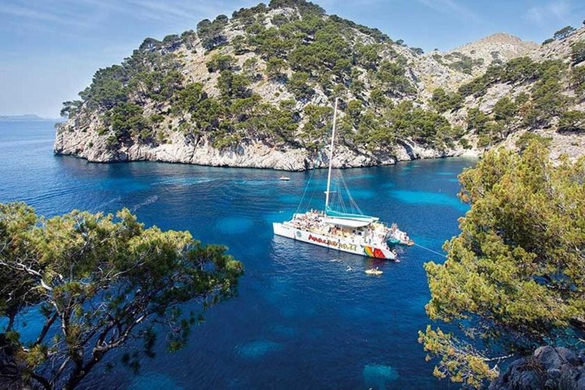 μια βάρκα στο νερό κοντά σε ένα μικρό νησί