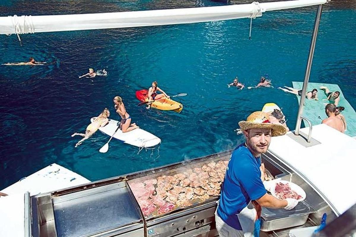 мужчина на лодке с людьми в воде