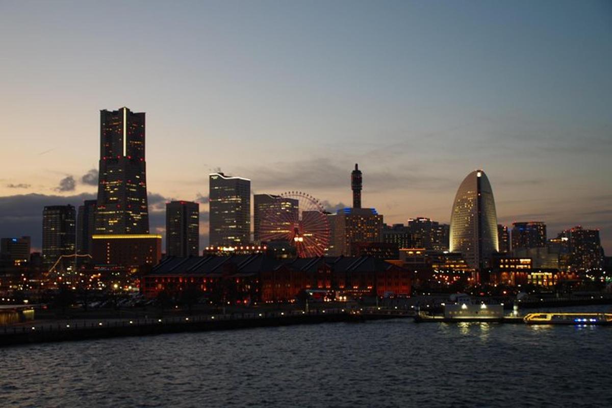 Un horizonte de ciudad por la noche con un río y edificios.