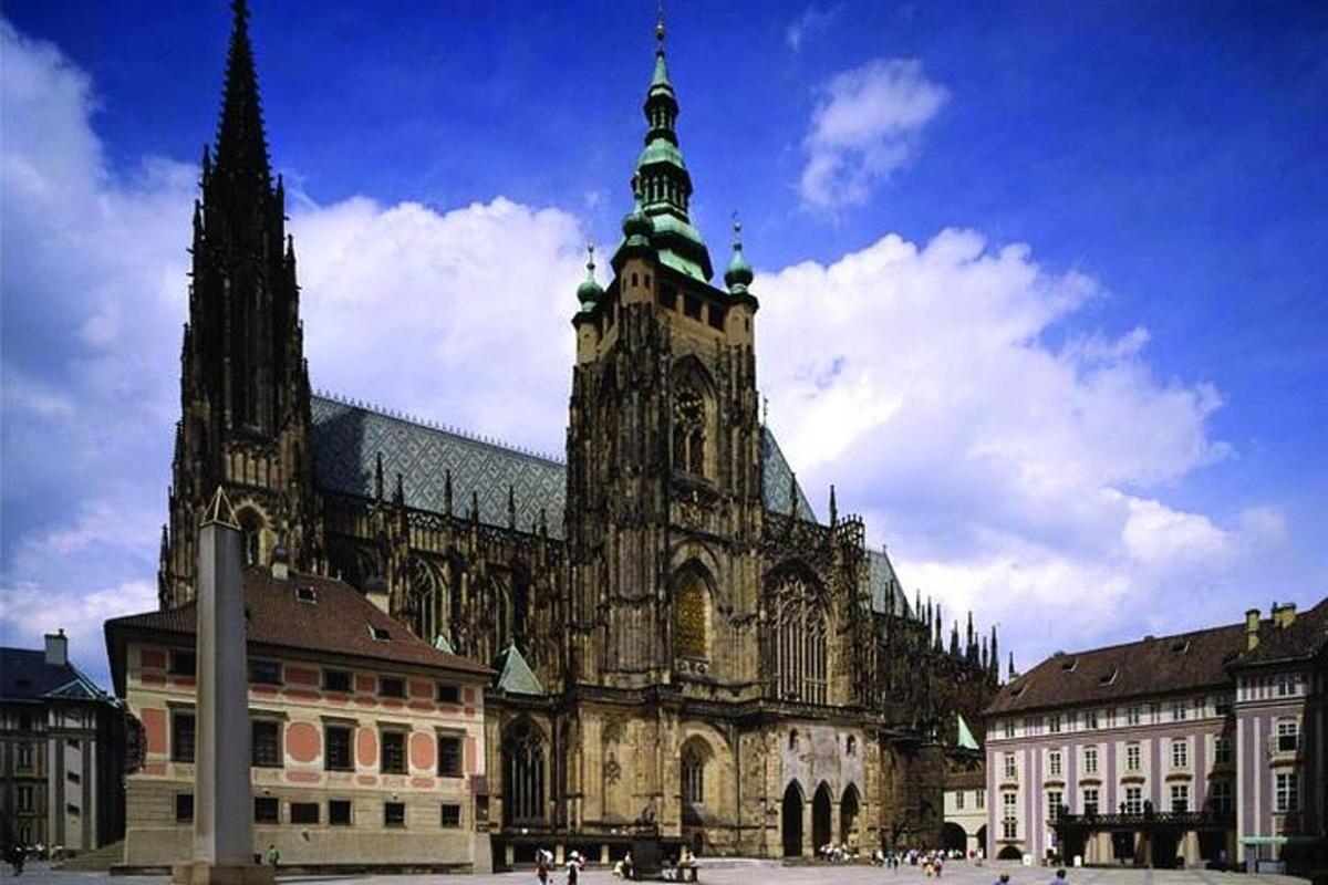 uma grande catedral com uma torre do relógio no topo