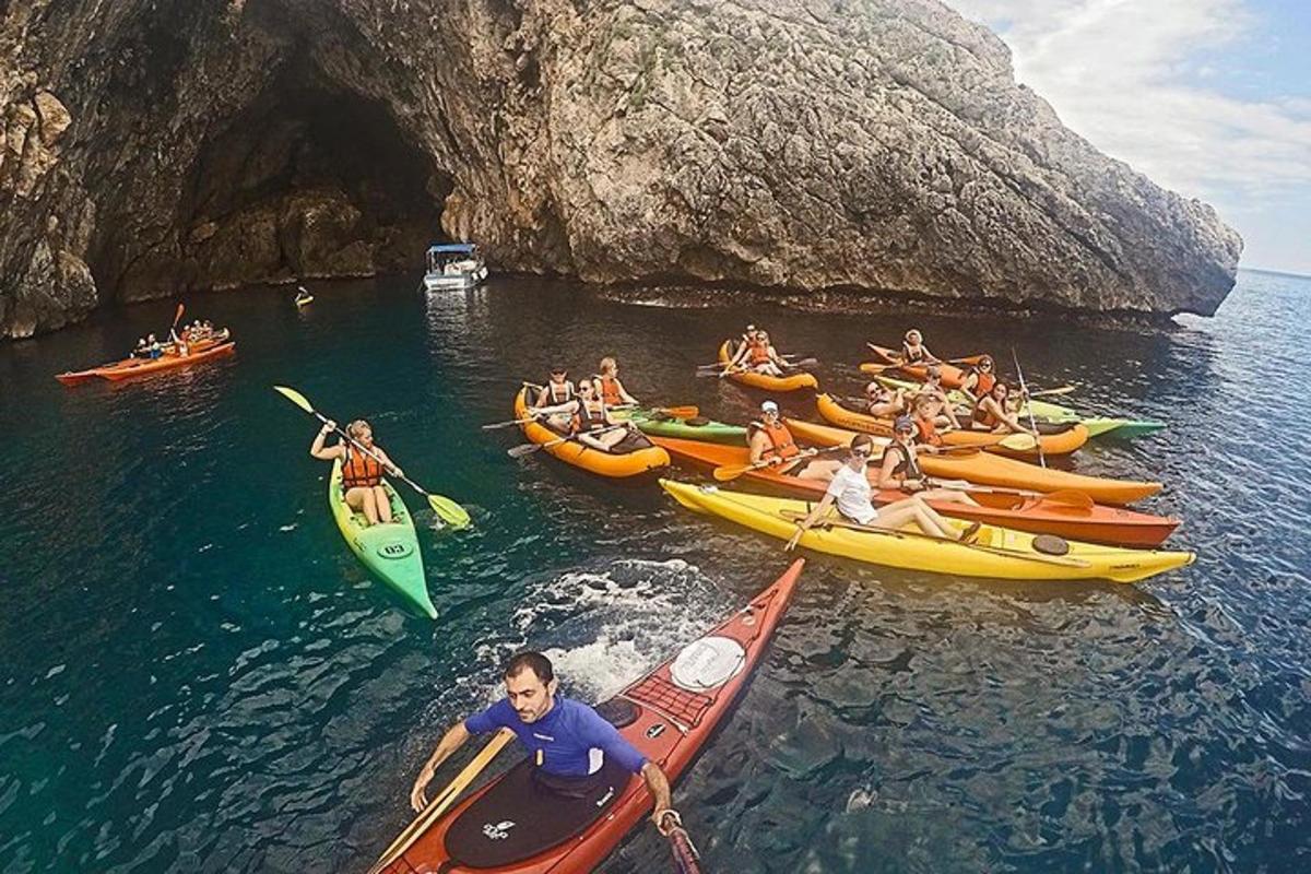 sekelompok orang di kayak di air
