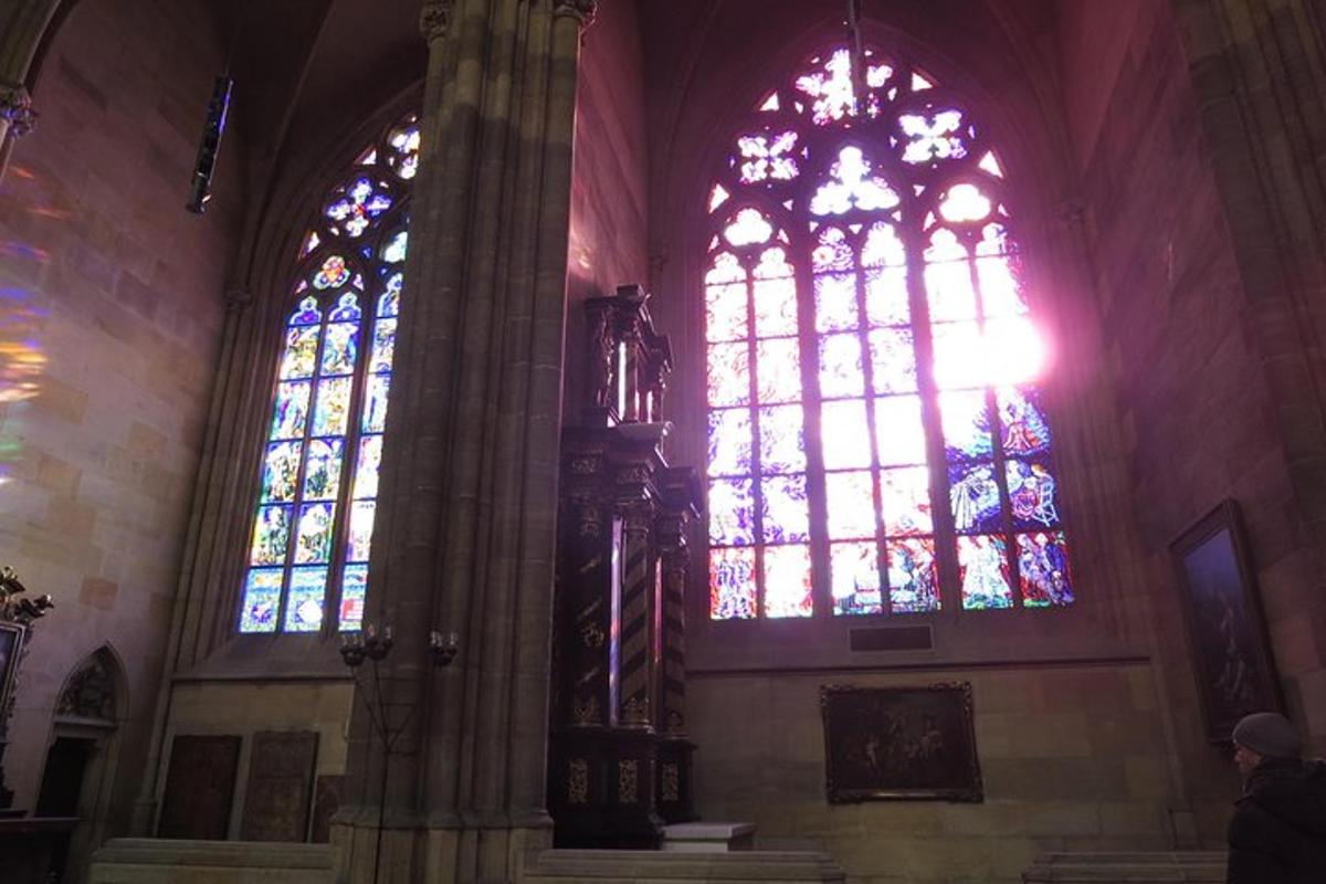 um grande vitral em uma igreja