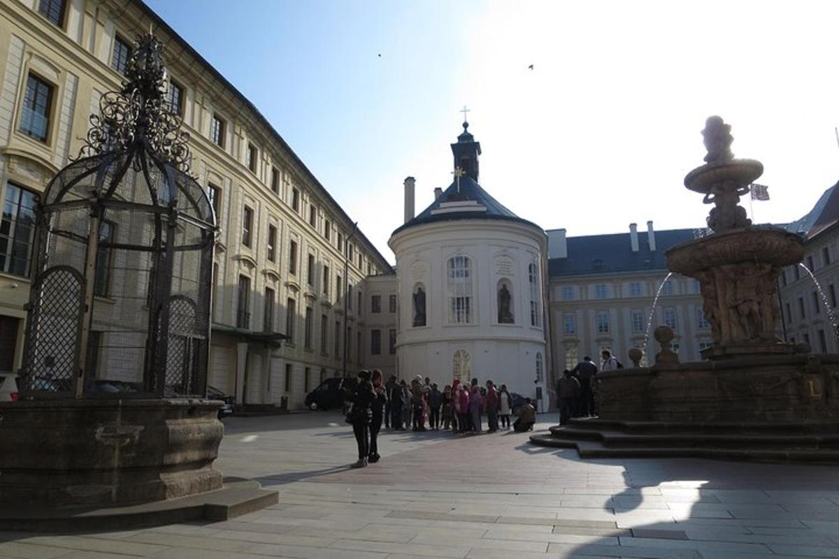 um grupo de pessoas caminhando por uma rua ao lado de um prédio